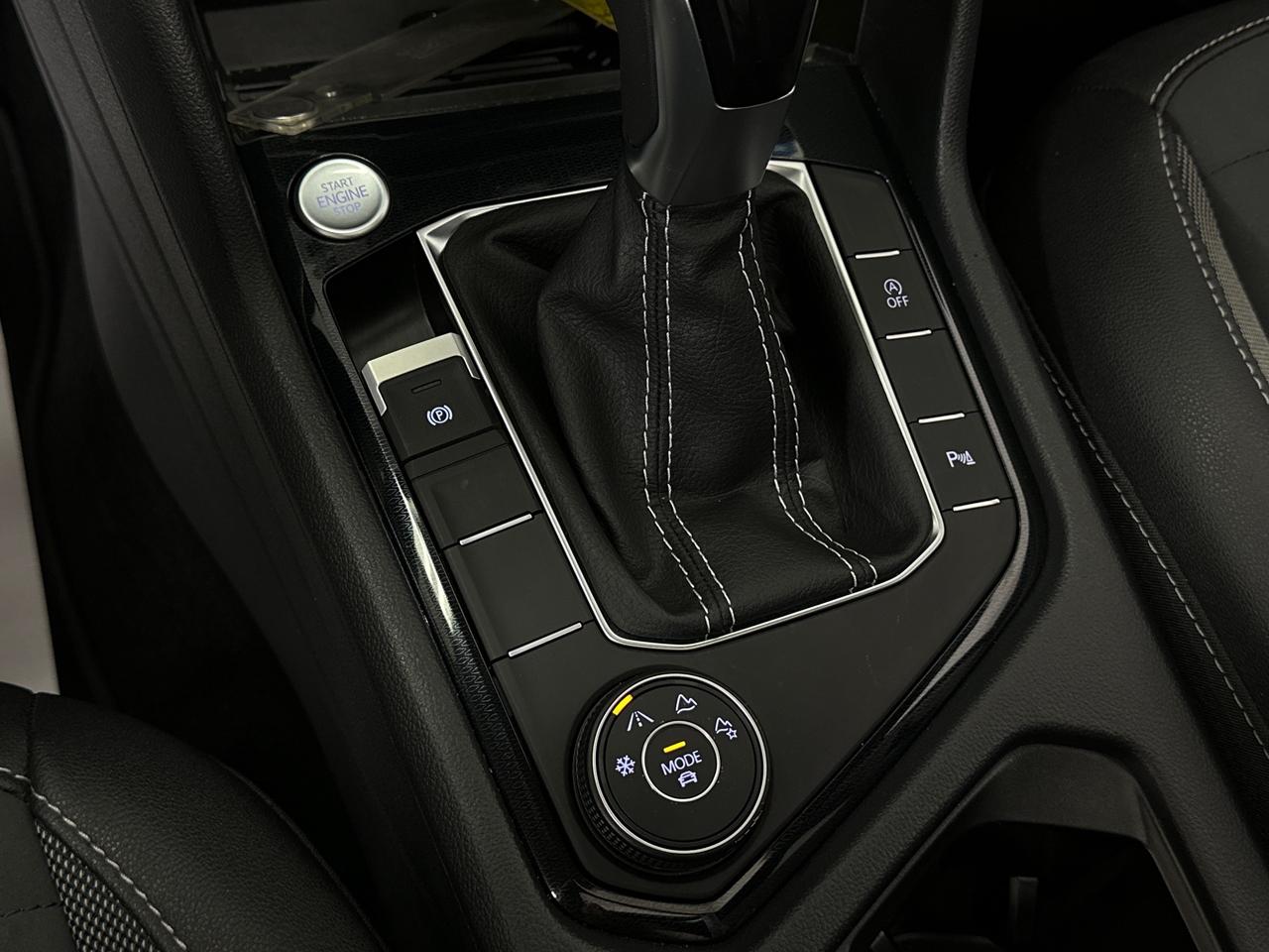 2026 Volkswagen Taos Comfortline Black Edition COMFORTLINE/BLACK EDITION/4MOTION/PANOROOF/19KM! Photo
