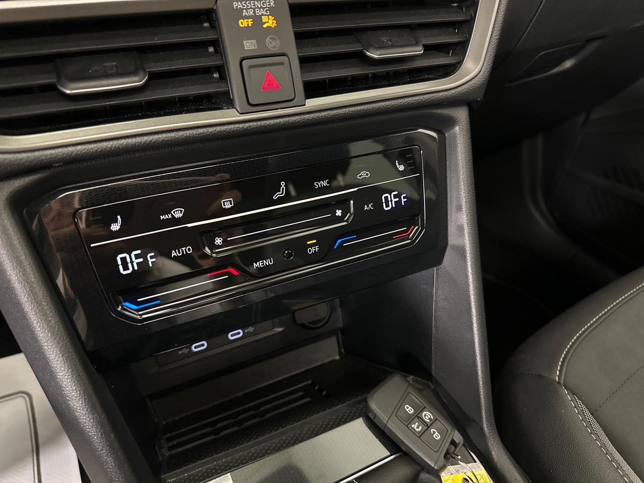 2026 Volkswagen Taos Comfortline Black Edition COMFORTLINE/BLACK EDITION/4MOTION/PANOROOF/19KM! Photo