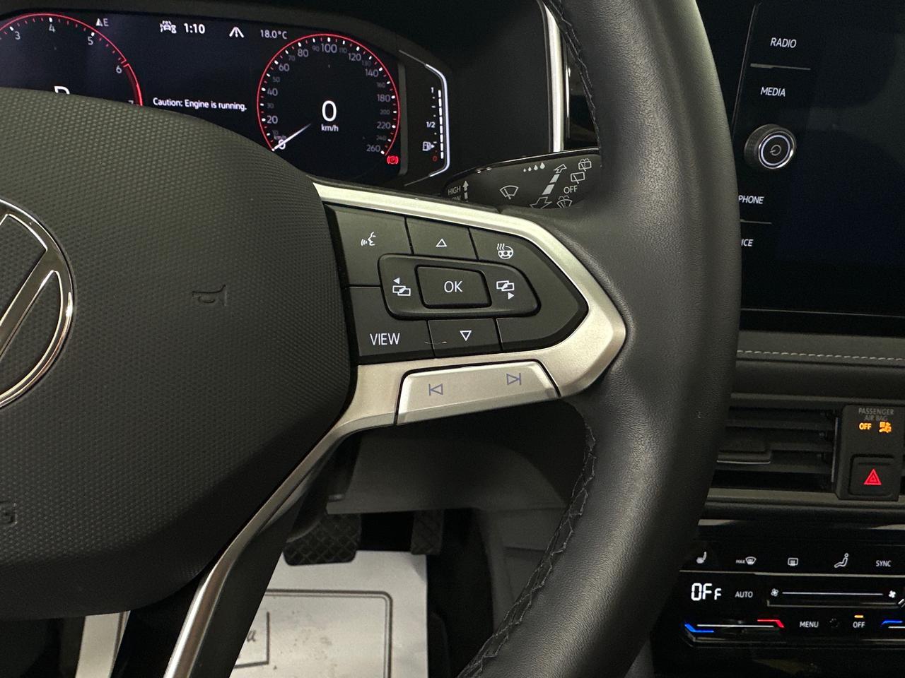 2026 Volkswagen Taos Comfortline Black Edition COMFORTLINE/BLACK EDITION/4MOTION/PANOROOF/19KM! Photo