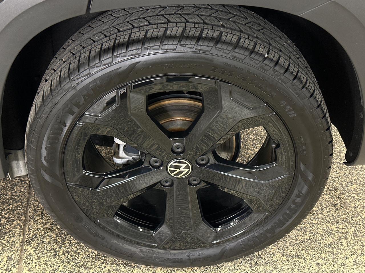 2026 Volkswagen Taos Comfortline Black Edition COMFORTLINE/BLACK EDITION/4MOTION/PANOROOF/19KM! Photo