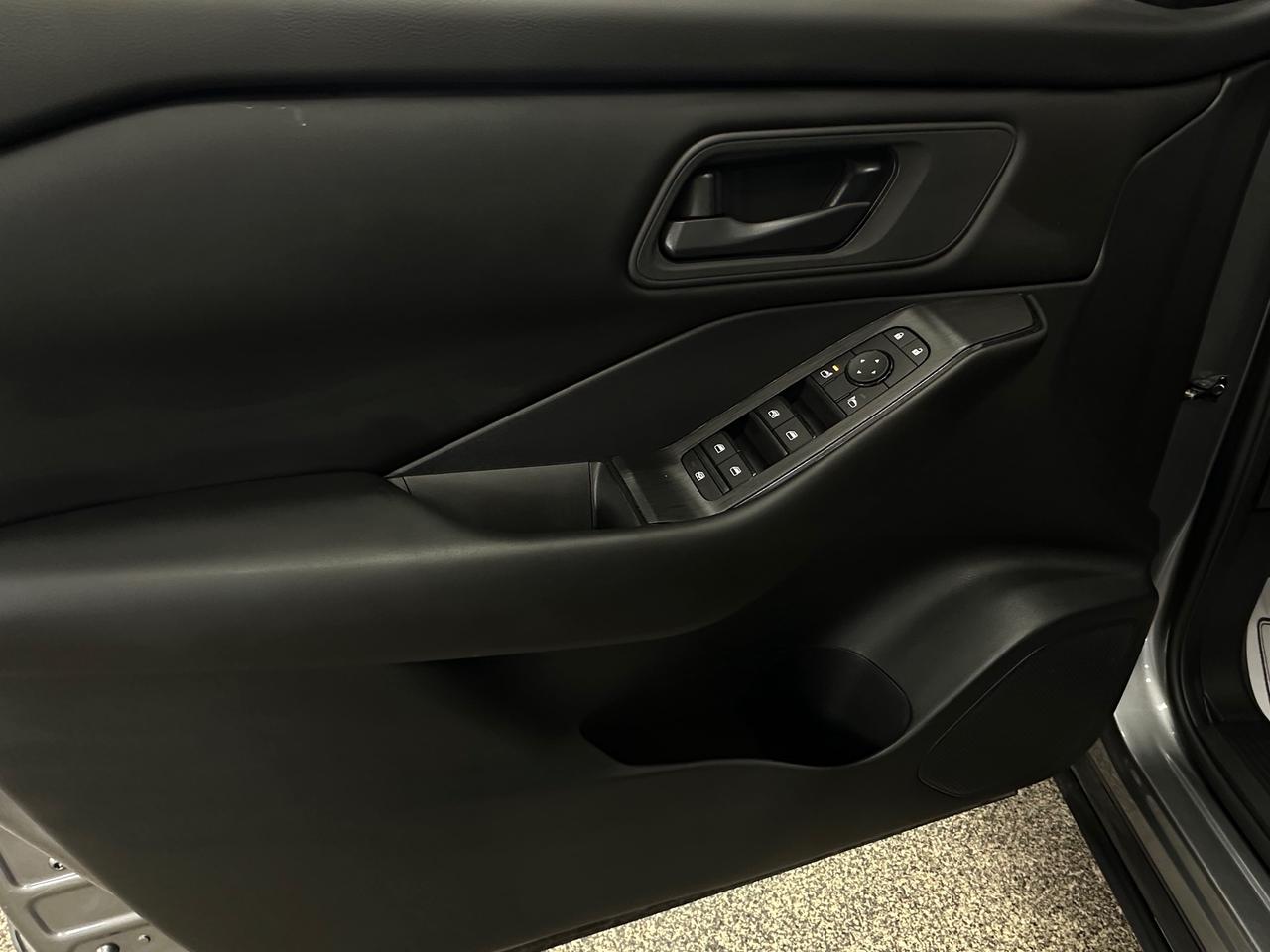 2024 Nissan Rogue S/AWD/12KM/OFF NISSAN LEASE! Photo