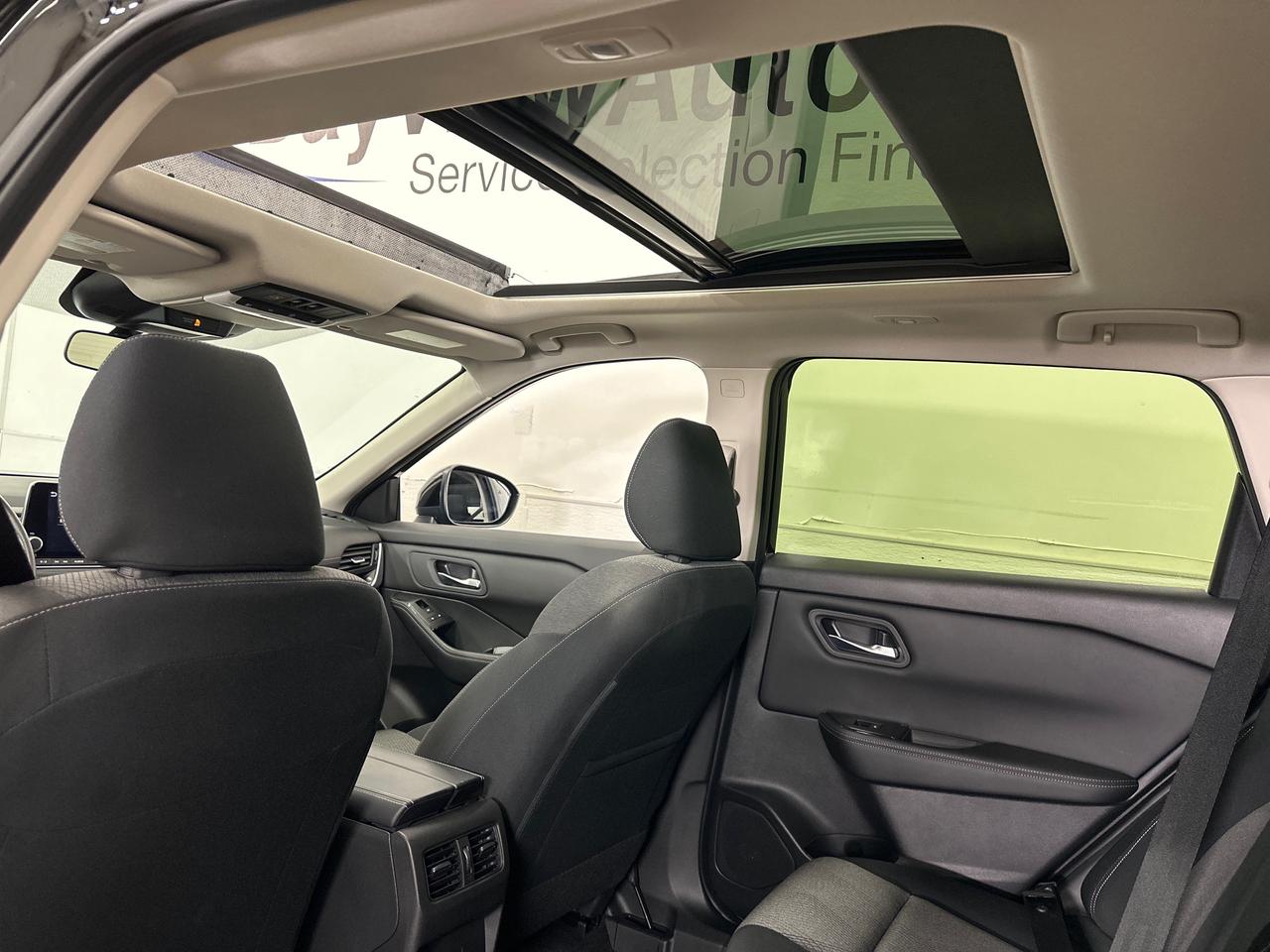 2024 Nissan Rogue SV Moonroof SV/AWD/PANOROOF/19KM/OFF NISSAN LEASE! Photo