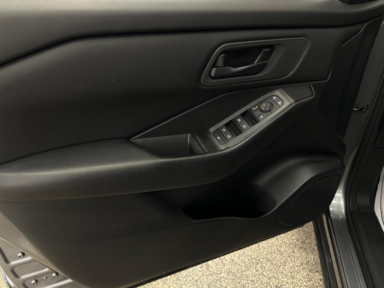 2024 Nissan Rogue S/AWD/37KM/BLACK/OFF NISSAN LEASE! Photo