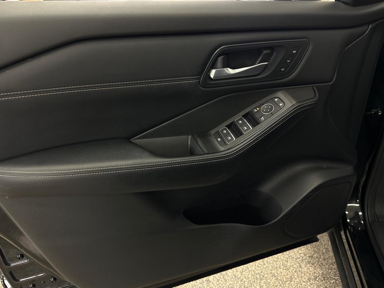 2024 Nissan Rogue SL/AWD/LEATHER/PANOROOF/NAVI/OFF 1 OWNER NISSAN LEASE! Photo
