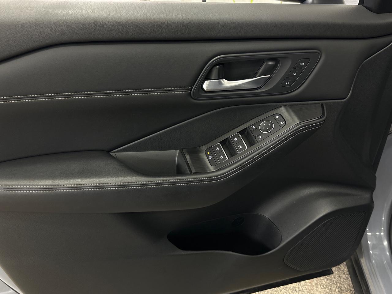 2024 Nissan Rogue SL/AWD/LEATHER/PANOROOF/NAVI/OFF 1 OWNER NISSAN LEASE! Photo