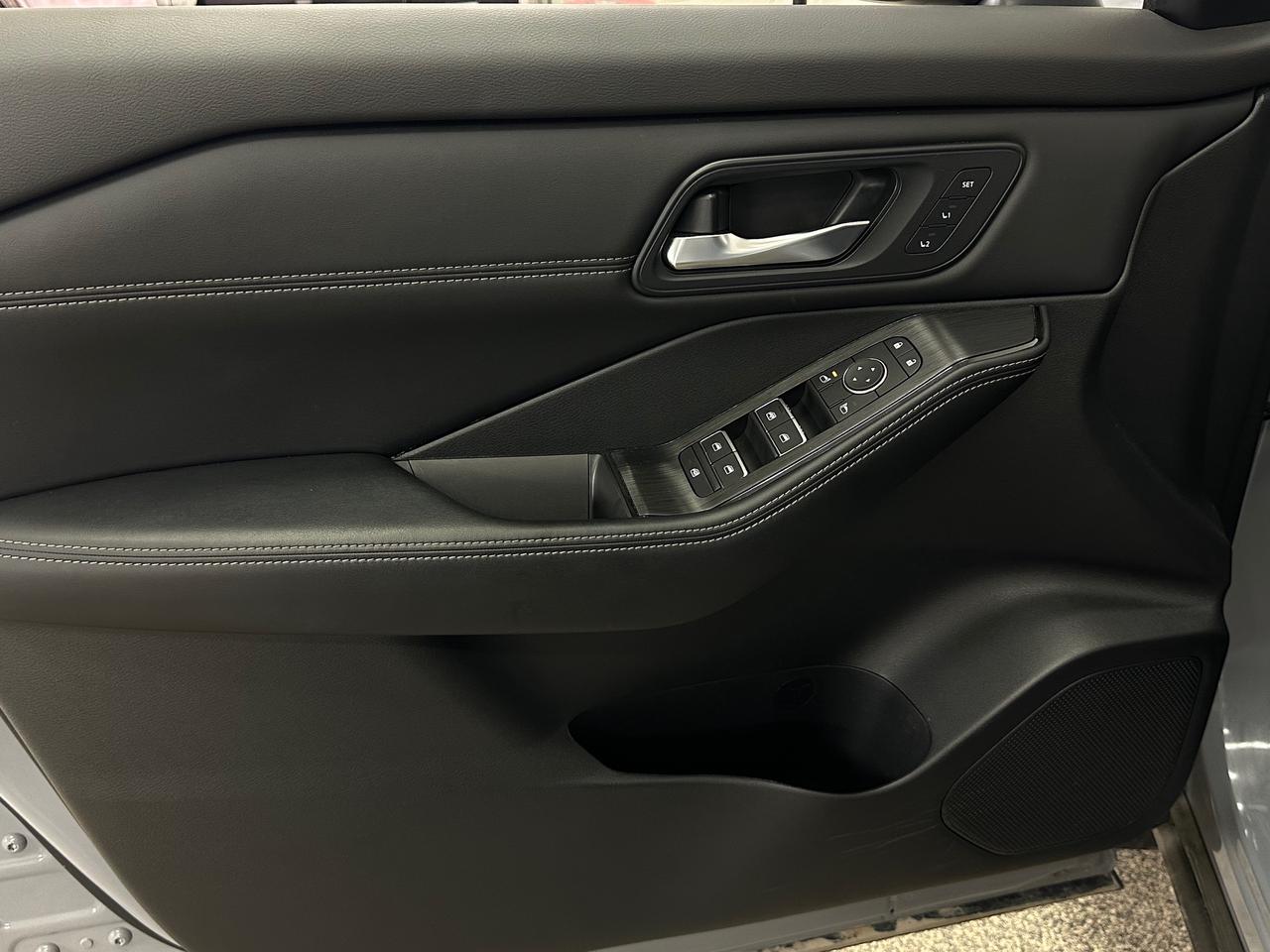 2024 Nissan Rogue SL/AWD/PANOROOF/LEATHER/NAVI/OFF 1 OWNER LEASE! Photo