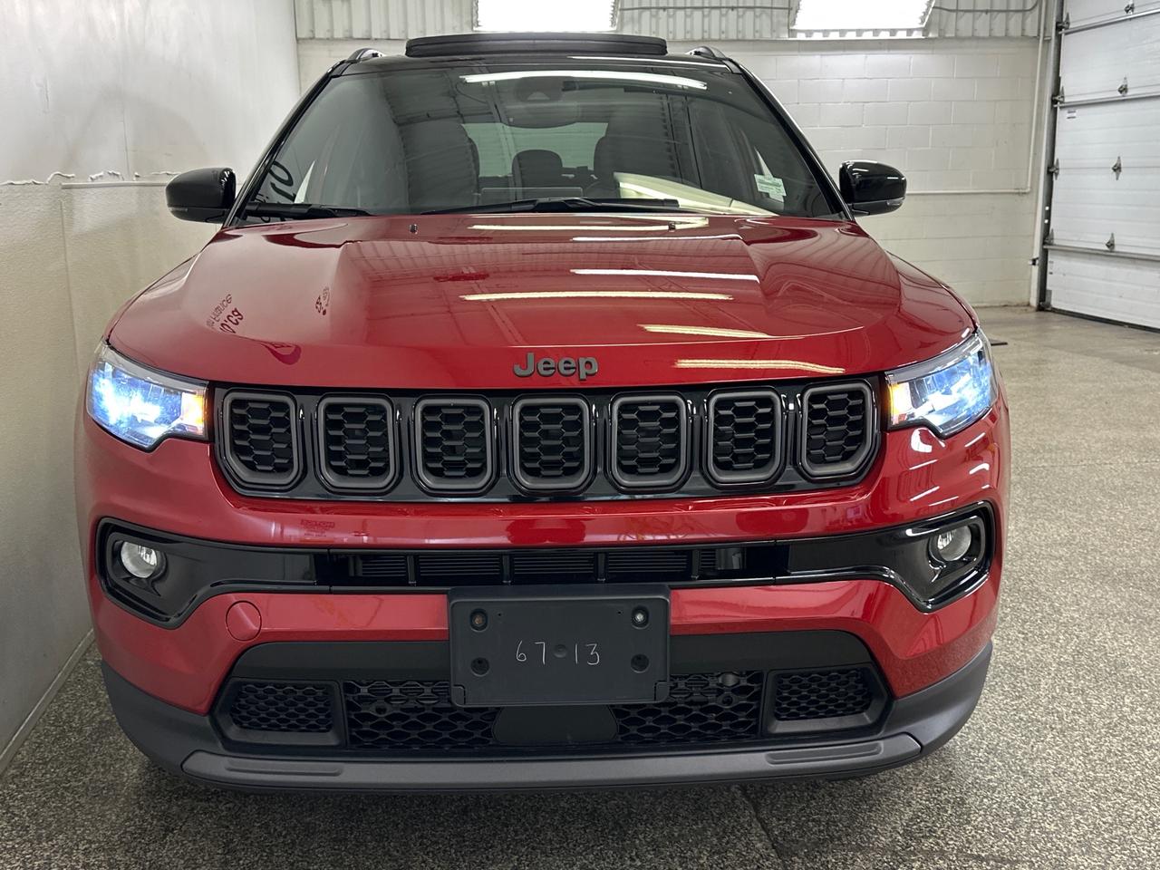 2026 Jeep Compass Limited LIMITED/4WD/PANOROOF/LEATHER/NAVI/15KM/OFF 1 OWNER LEASE! Photo