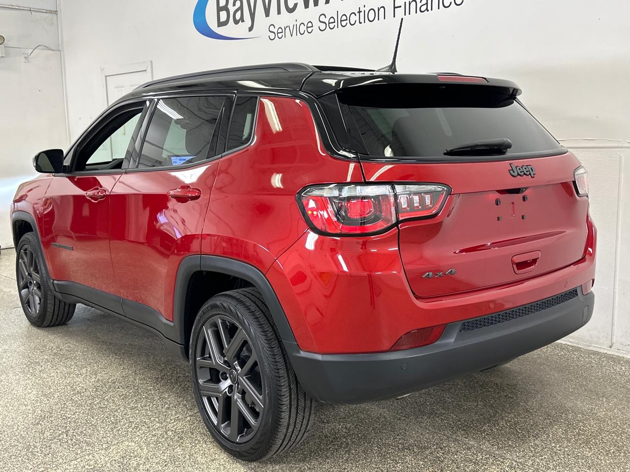 2026 Jeep Compass Limited LIMITED/4WD/PANOROOF/LEATHER/NAVI/15KM/OFF 1 OWNER LEASE! Photo4
