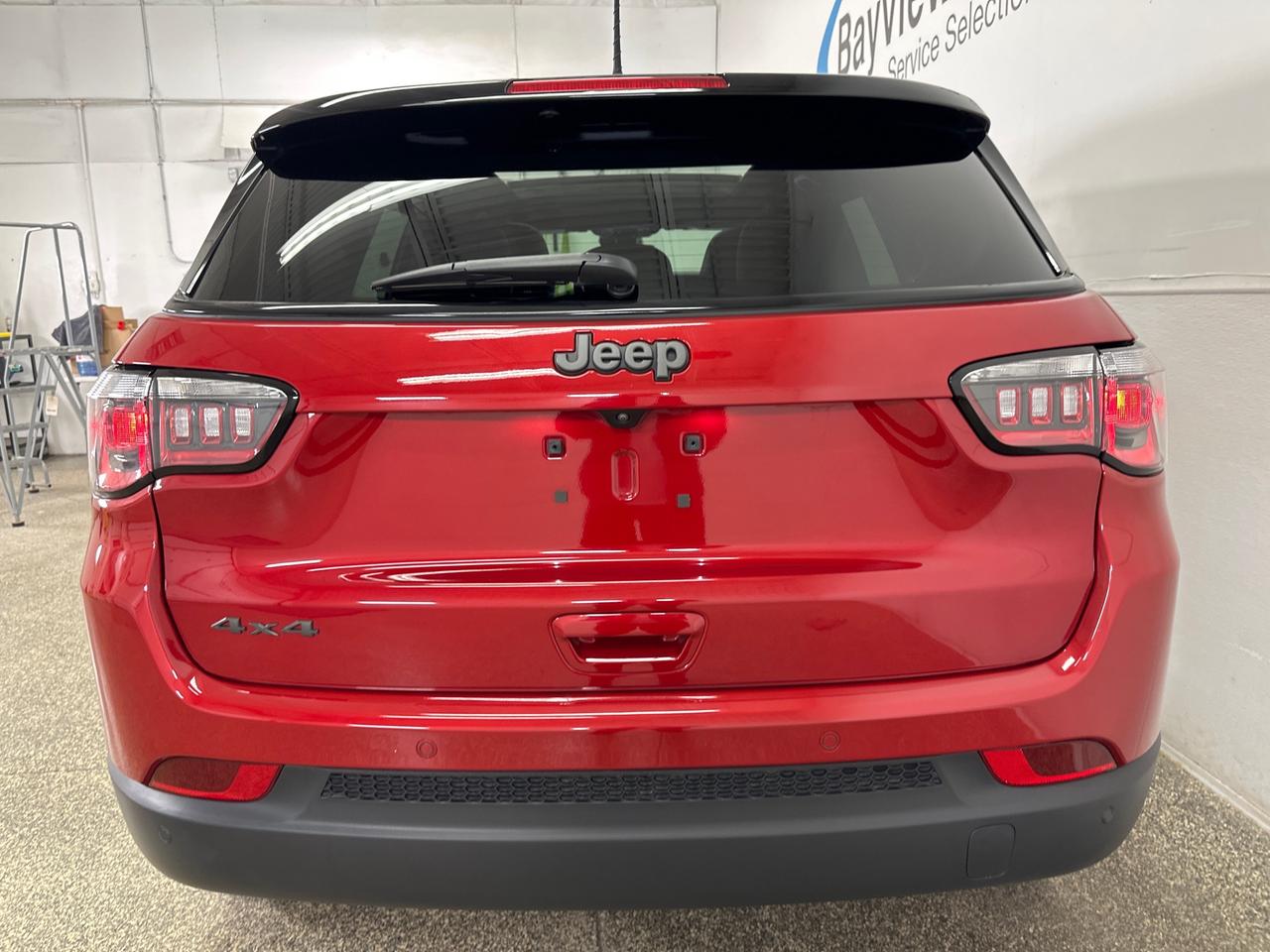 2026 Jeep Compass Limited LIMITED/4WD/PANOROOF/LEATHER/NAVI/15KM/OFF 1 OWNER LEASE! Photo