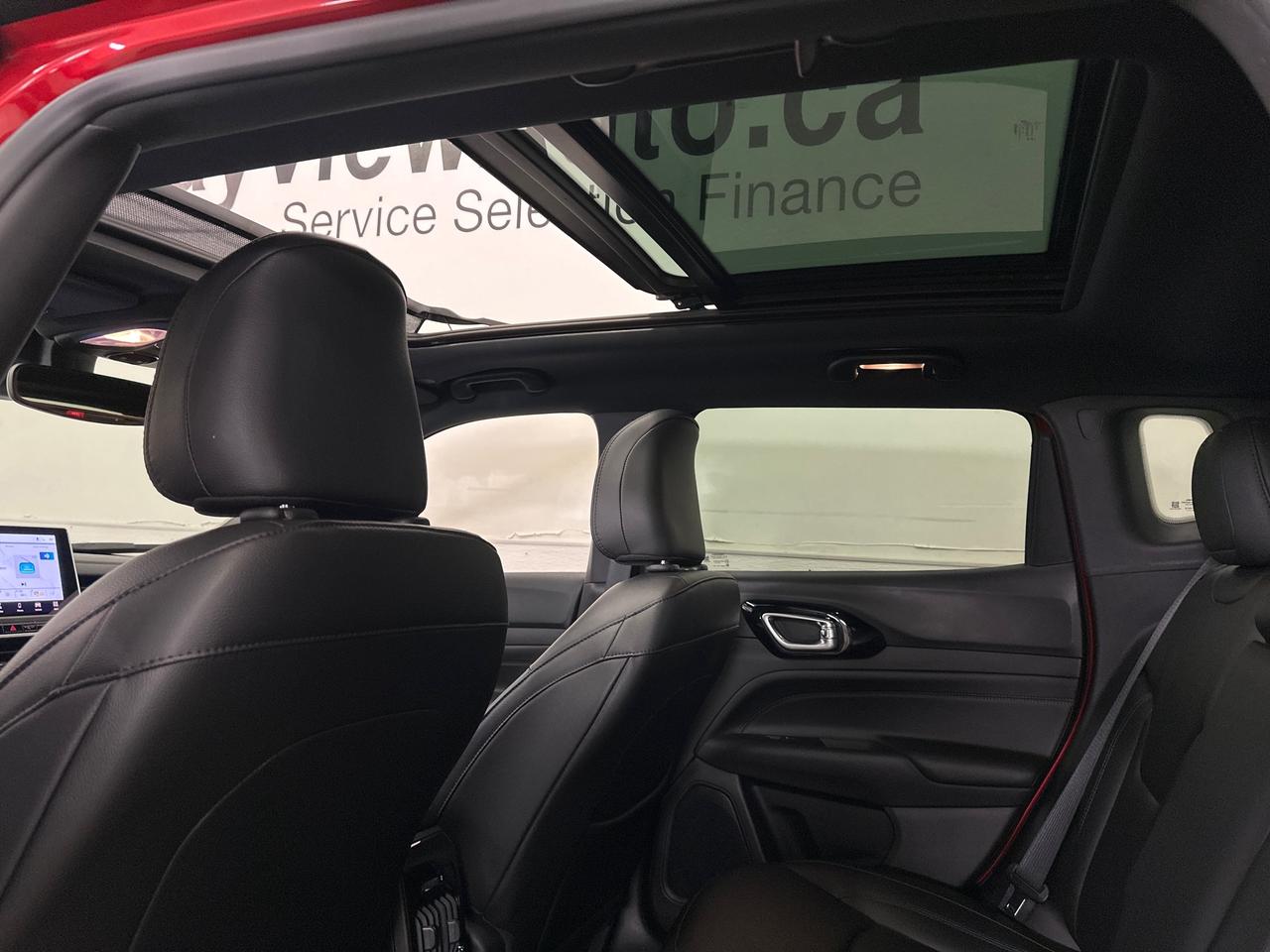 2026 Jeep Compass Limited LIMITED/4WD/PANOROOF/LEATHER/NAVI/15KM/OFF 1 OWNER LEASE! Photo