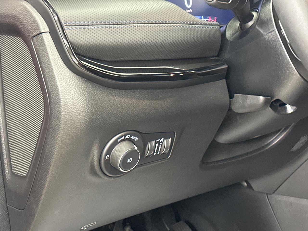 2026 Jeep Compass Limited LIMITED/4WD/PANOROOF/LEATHER/NAVI/15KM/OFF 1 OWNER LEASE! Photo