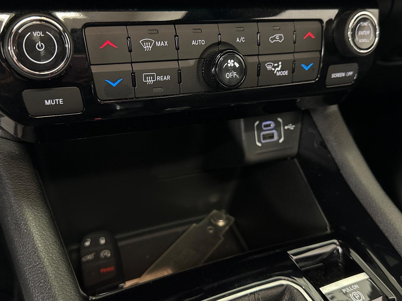 2026 Jeep Compass Limited LIMITED/4WD/PANOROOF/LEATHER/NAVI/15KM/OFF 1 OWNER LEASE! Photo