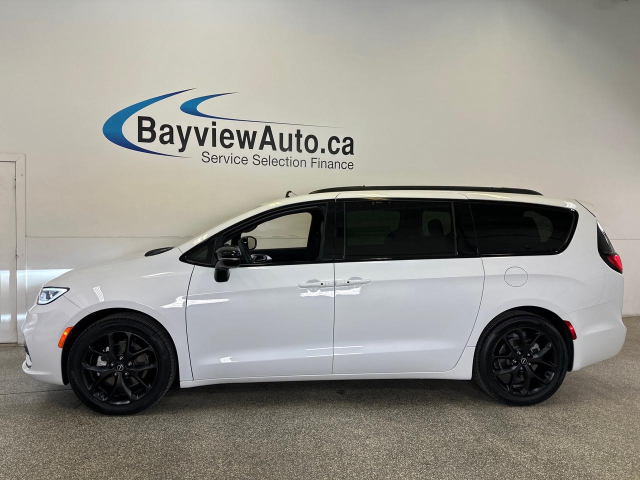 2026 Chrysler Pacifica Limited LIMITED/PANOROOF/LEATHER/24KM/1 OWNER LEASE DIRECT! Photo