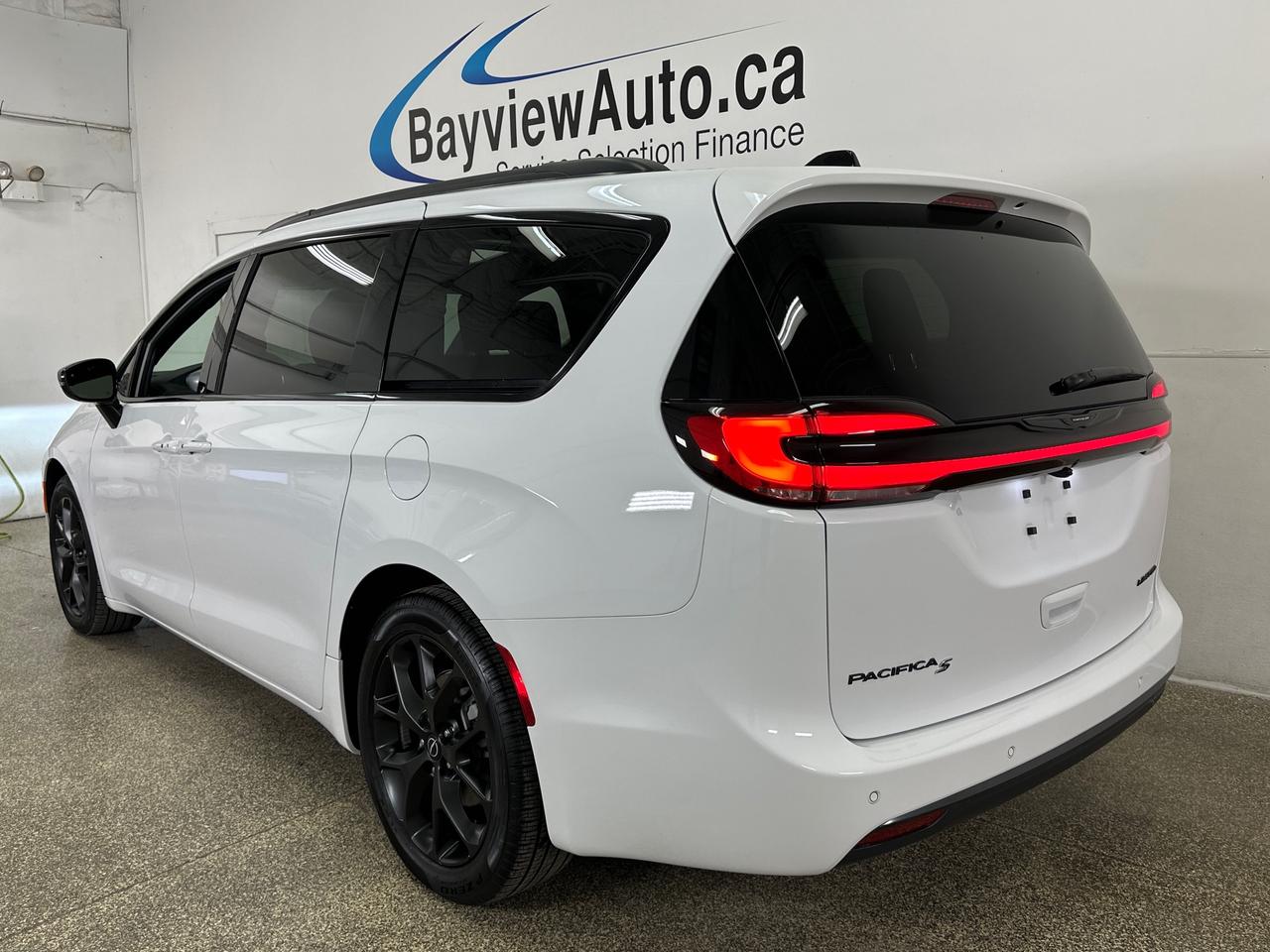 2026 Chrysler Pacifica Limited LIMITED/PANOROOF/LEATHER/24KM/1 OWNER LEASE DIRECT! Photo