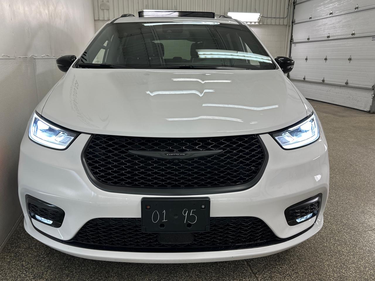 2026 Chrysler Pacifica Limited LIMITED/PANOROOF/LEATHER/24KM/1 OWNER LEASE DIRECT! Photo
