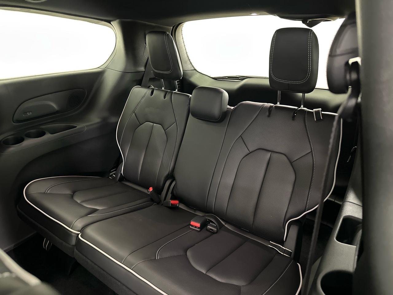 2026 Chrysler Pacifica Limited LIMITED/PANOROOF/LEATHER/24KM/1 OWNER LEASE DIRECT! Photo