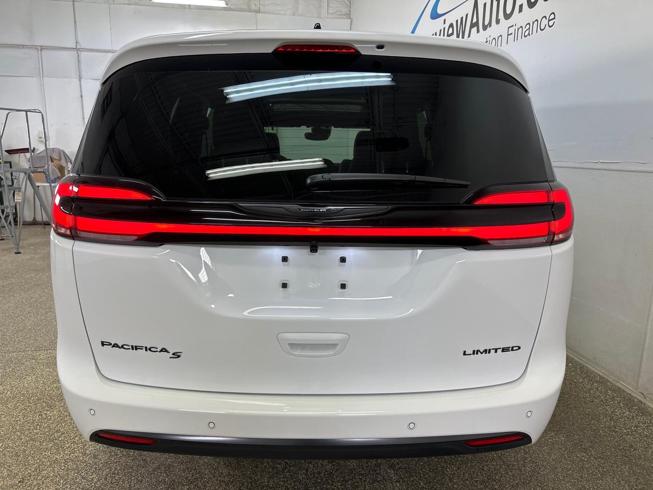 2026 Chrysler Pacifica Limited LIMITED/PANOROOF/LEATHER/24KM/1 OWNER LEASE DIRECT! Photo