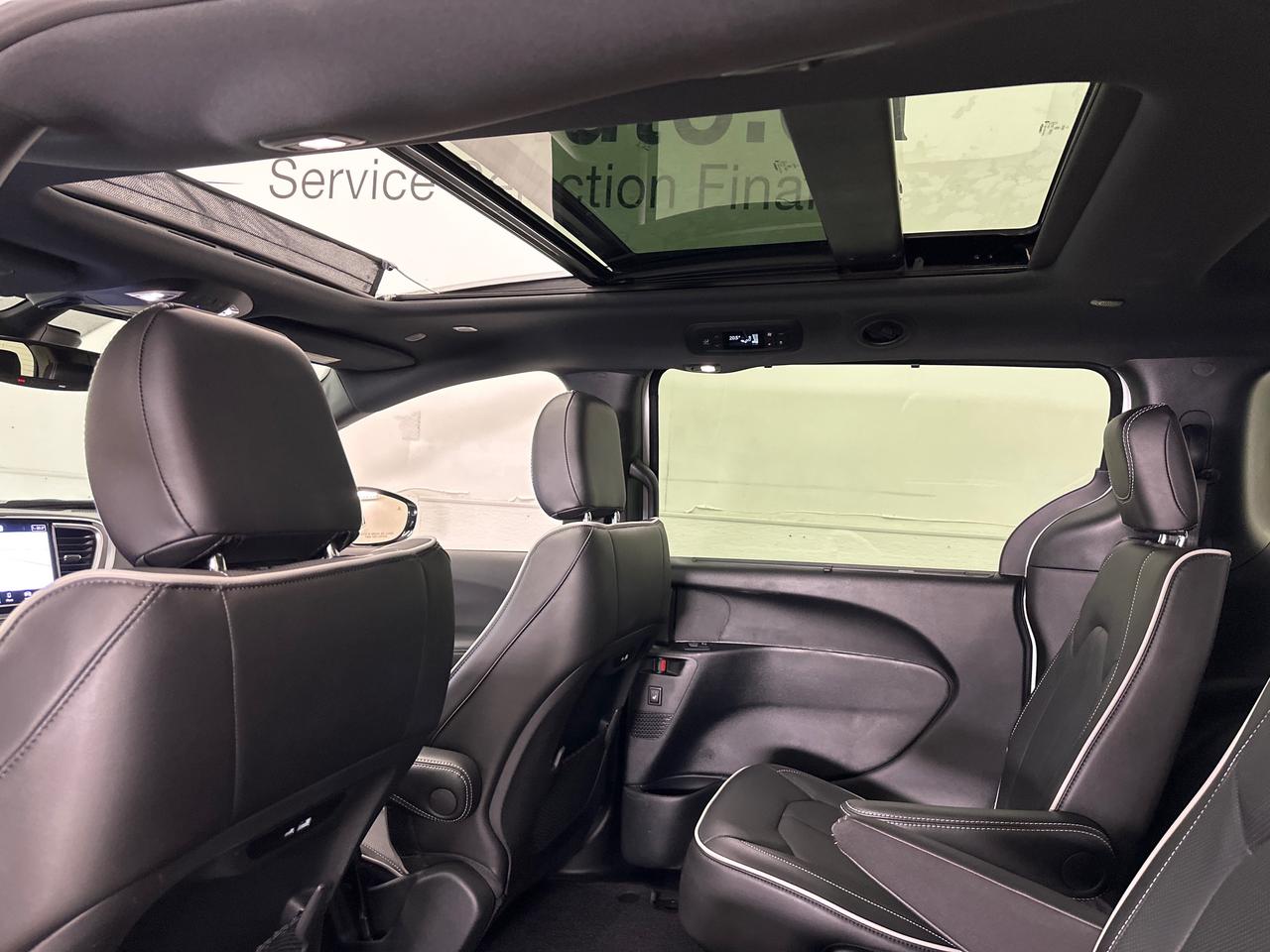 2026 Chrysler Pacifica Limited LIMITED/PANOROOF/LEATHER/24KM/1 OWNER LEASE DIRECT! Photo