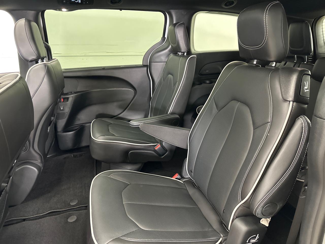 2026 Chrysler Pacifica Limited LIMITED/PANOROOF/LEATHER/24KM/1 OWNER LEASE DIRECT! Photo