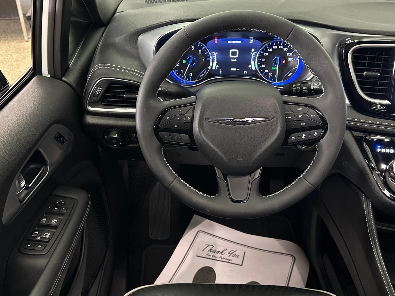 2026 Chrysler Pacifica Limited LIMITED/PANOROOF/LEATHER/24KM/1 OWNER LEASE DIRECT! Photo