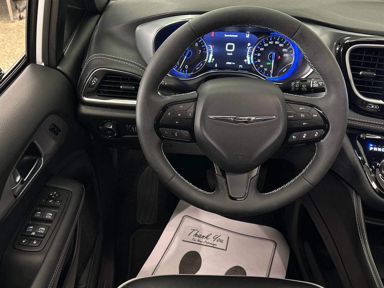 2026 Chrysler Pacifica Limited LIMITED/PANOROOF/LEATHER/24KM/1 OWNER LEASE DIRECT! Photo