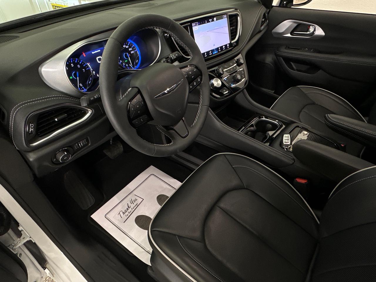 2026 Chrysler Pacifica Limited LIMITED/PANOROOF/LEATHER/24KM/1 OWNER LEASE DIRECT! Photo