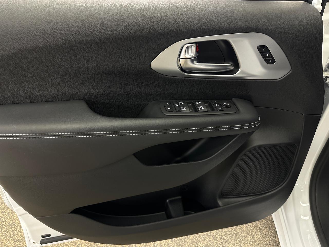 2026 Chrysler Pacifica Limited LIMITED/PANOROOF/LEATHER/24KM/1 OWNER LEASE DIRECT! Photo