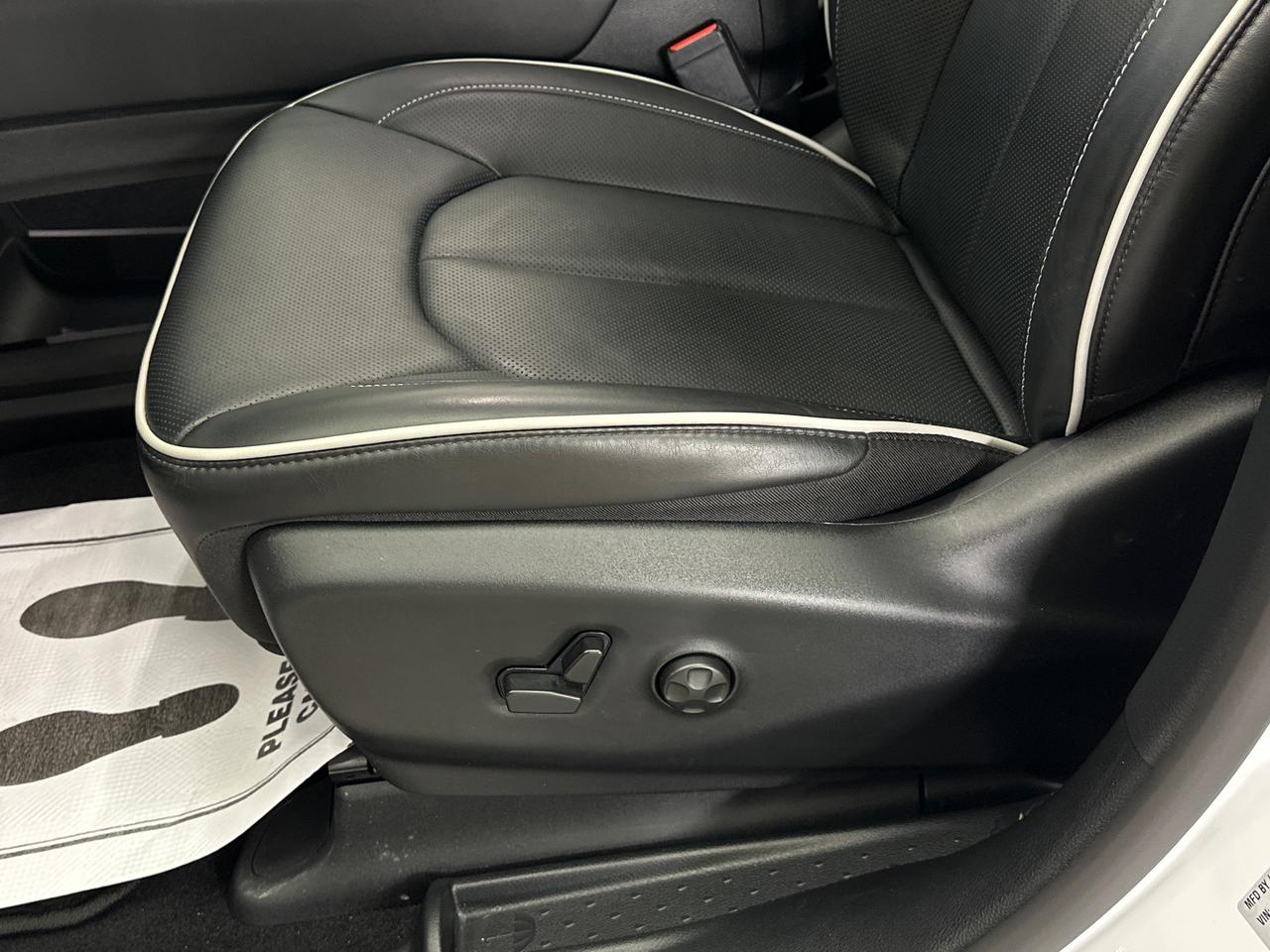 2026 Chrysler Pacifica Limited LIMITED/PANOROOF/LEATHER/24KM/1 OWNER LEASE DIRECT! Photo