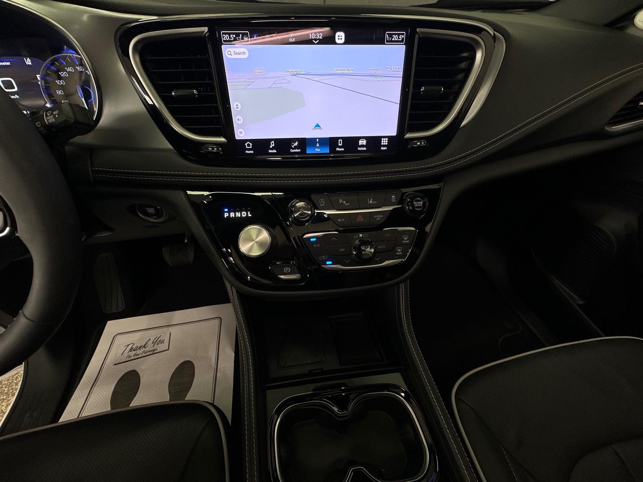 2026 Chrysler Pacifica Limited LIMITED/PANOROOF/LEATHER/24KM/1 OWNER LEASE DIRECT! Photo