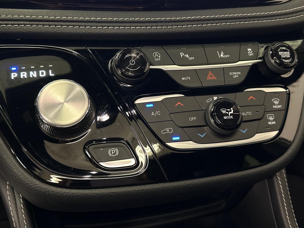 2026 Chrysler Pacifica Limited LIMITED/PANOROOF/LEATHER/24KM/1 OWNER LEASE DIRECT! Photo