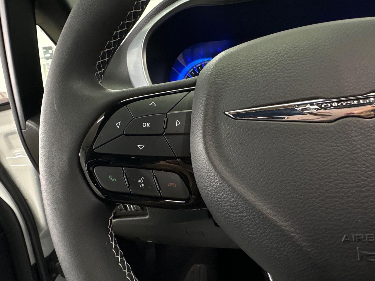 2026 Chrysler Pacifica Limited LIMITED/PANOROOF/LEATHER/24KM/1 OWNER LEASE DIRECT! Photo