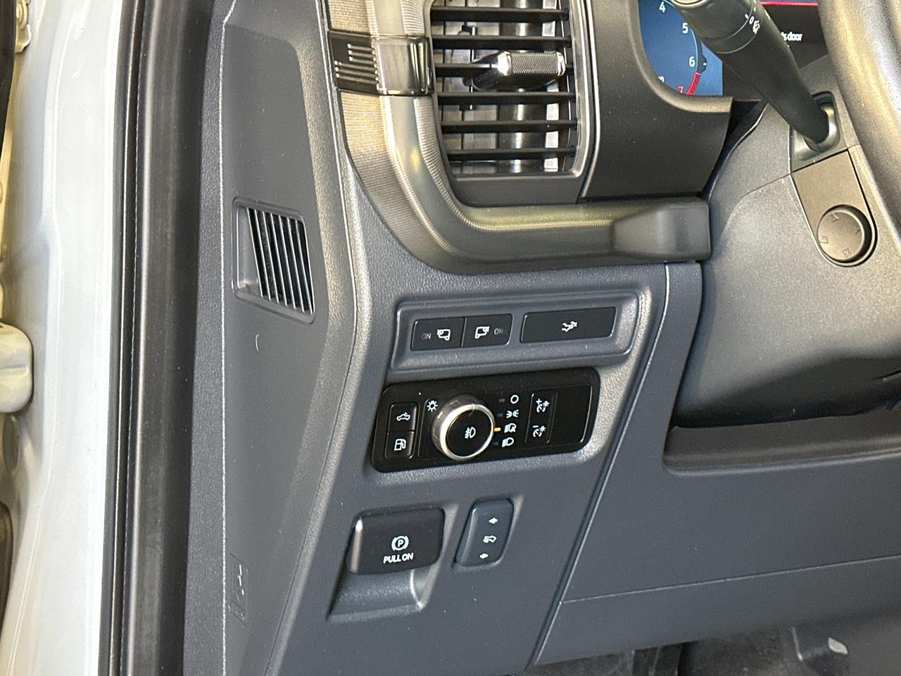 2024 Ford F-150 Lariat LARIAT/HYBRID/LEATHER/PANOROOF/NAVI/OFF 1 OWNER FORD LEASE! Photo