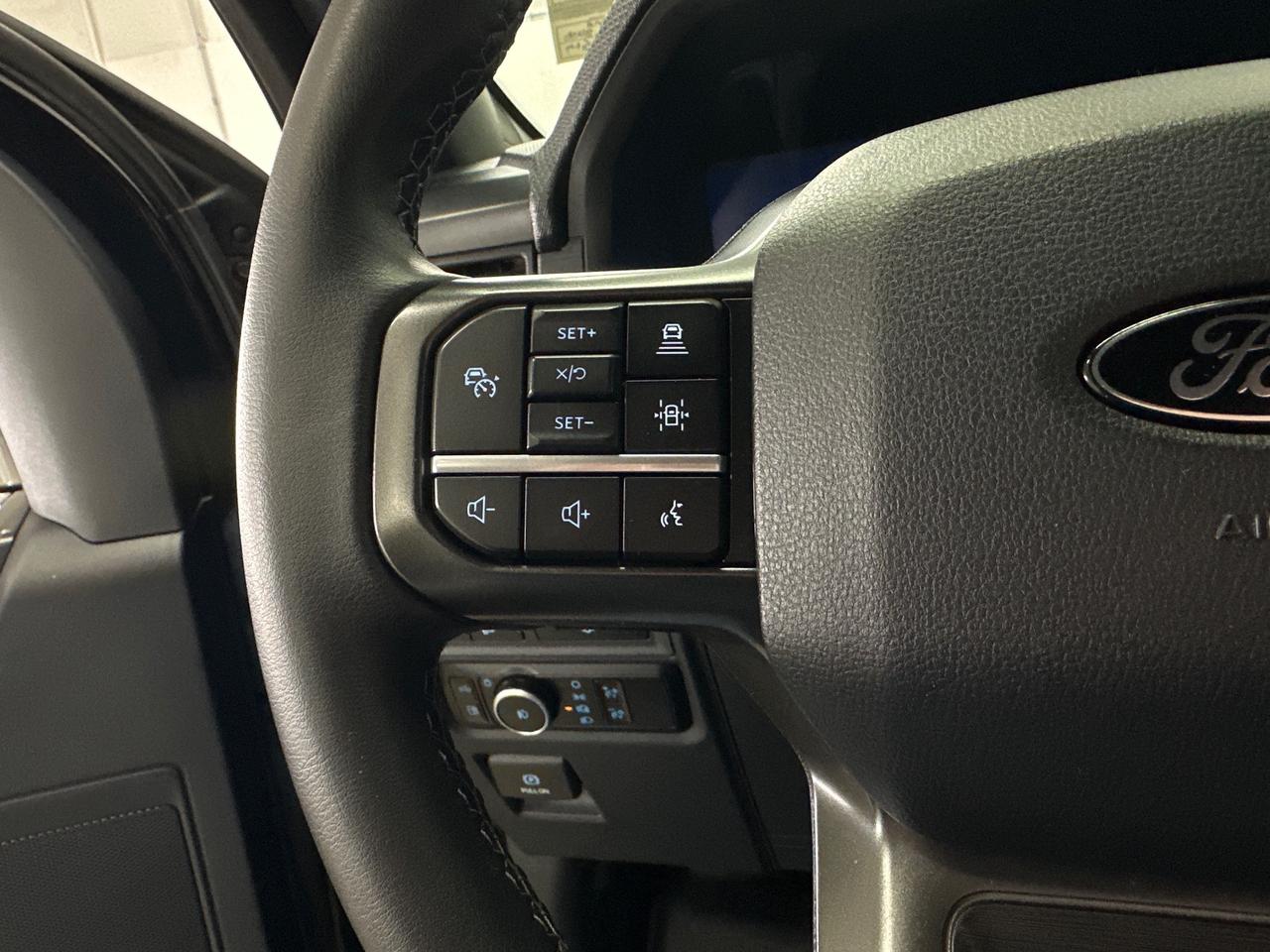 2024 Ford F-150 XLT/HYBRID/PWR BUCKETS/NAVI/21KM/OFF 1 OWNER FORD LEASE! Photo