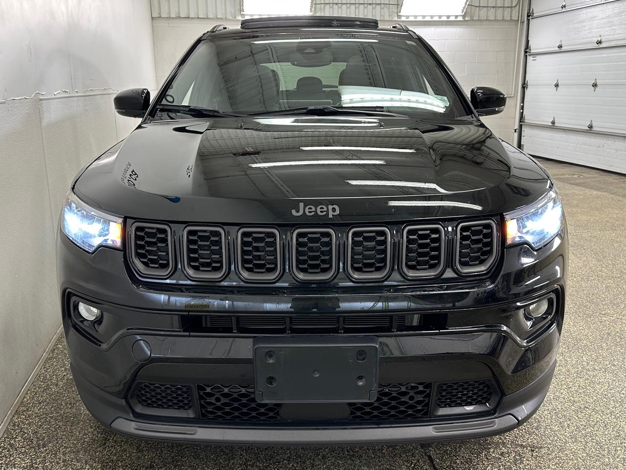 2026 Jeep Compass Limited LIMITED/4WD/PANOROOF/LEATHER/NAVI/31KM/OFF 1 OWNER LEASE! Photo1