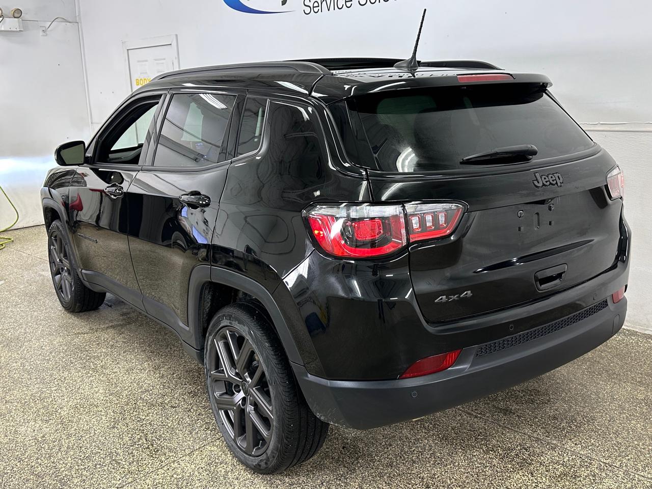 2026 Jeep Compass Limited LIMITED/4WD/PANOROOF/LEATHER/NAVI/31KM/OFF 1 OWNER LEASE! Photo