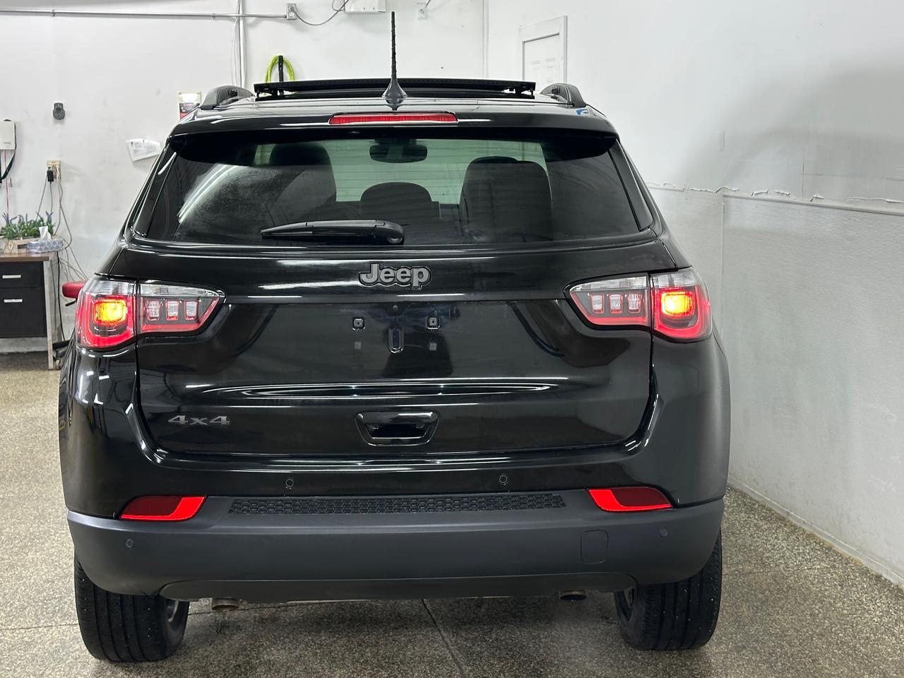 2026 Jeep Compass Limited LIMITED/4WD/PANOROOF/LEATHER/NAVI/31KM/OFF 1 OWNER LEASE! Photo