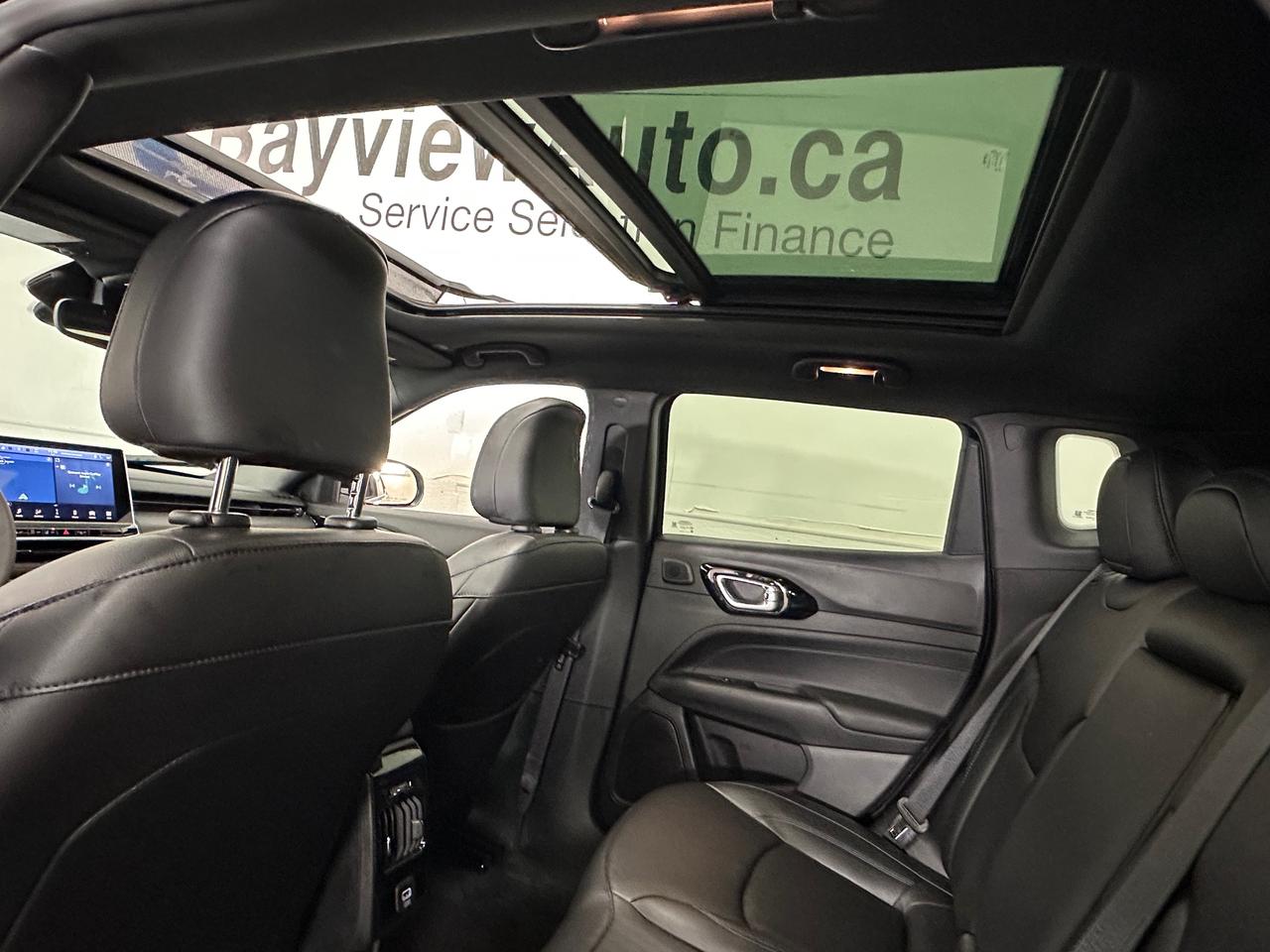 2026 Jeep Compass Limited LIMITED/4WD/PANOROOF/LEATHER/NAVI/31KM/OFF 1 OWNER LEASE! Photo