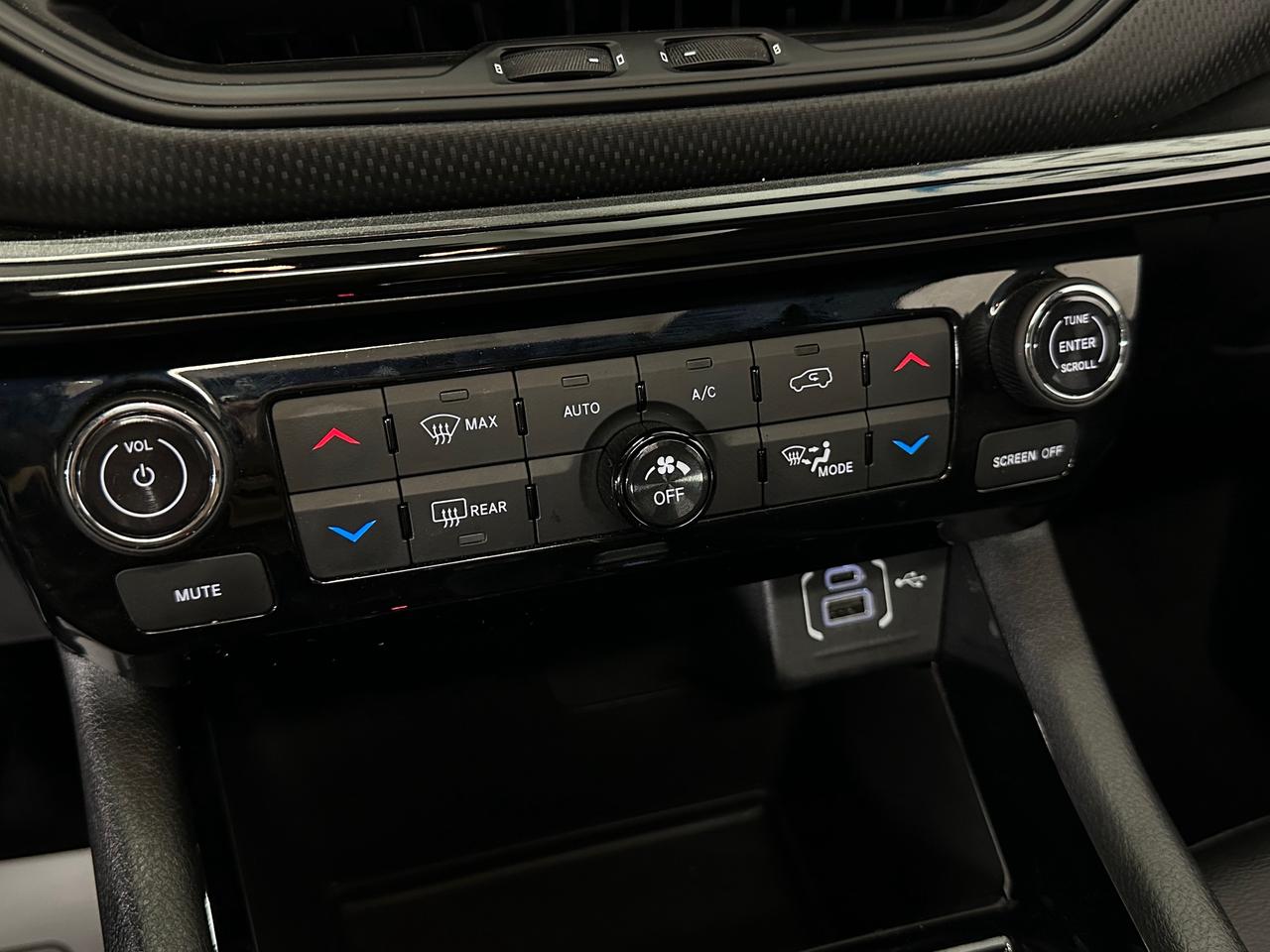 2026 Jeep Compass Limited LIMITED/4WD/PANOROOF/LEATHER/NAVI/31KM/OFF 1 OWNER LEASE! Photo