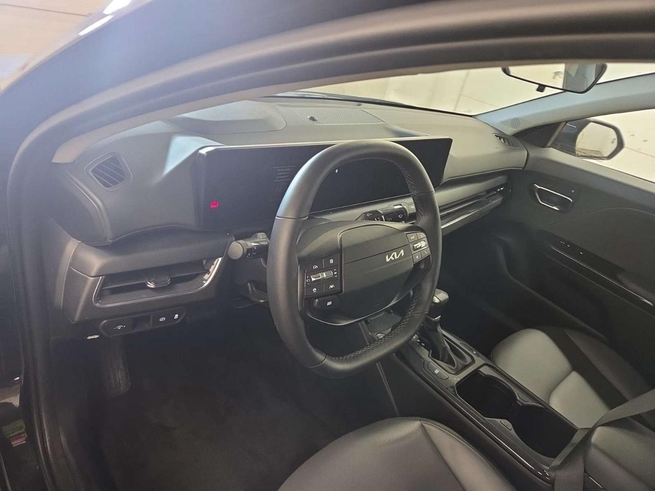 2025 Kia K4 EX+/LEATHER/SUNROOF/20KM/WINTER TIRES/1 OWNER! Photo5