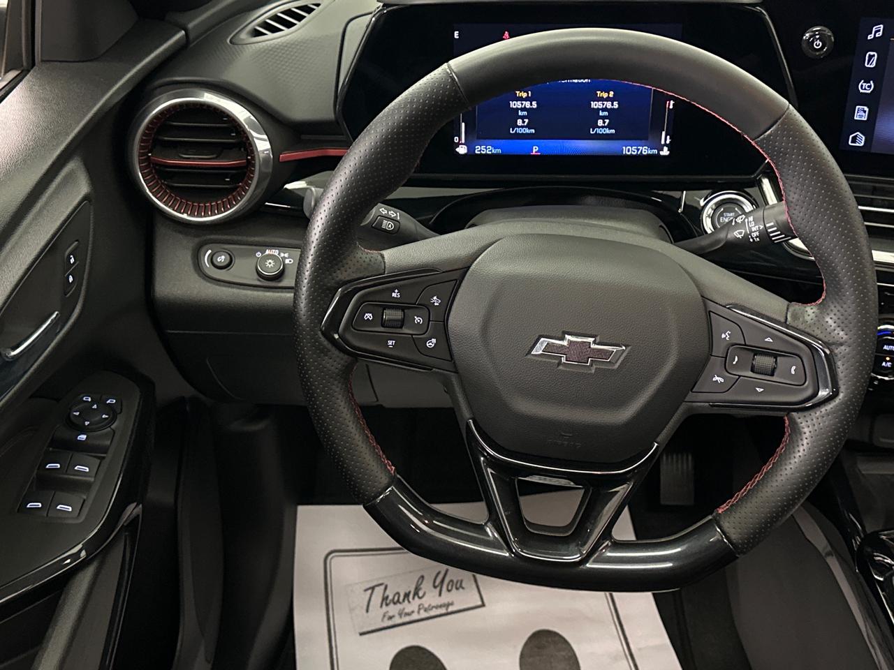 2025 Chevrolet Trax 2RS/LEATHER/SUNROOF/10400KM/OFF GMAC LEASE! Photo
