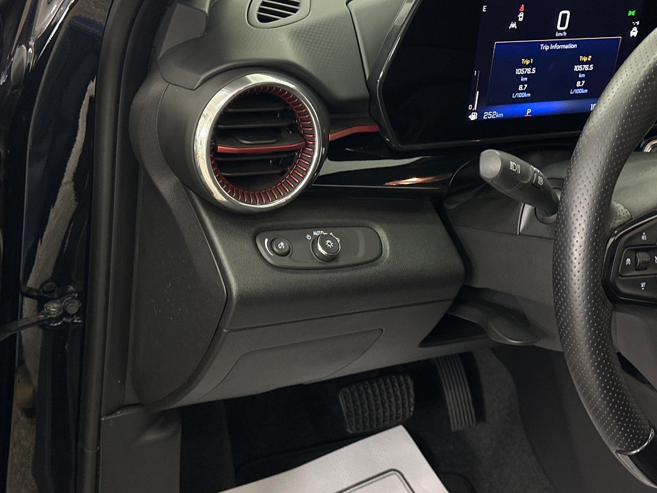 2025 Chevrolet Trax 2RS/LEATHER/SUNROOF/10400KM/OFF GMAC LEASE! Photo