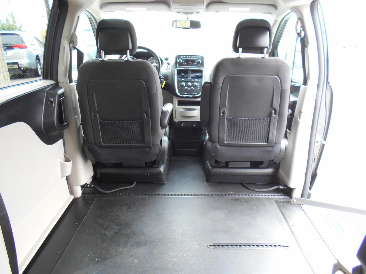 2018 Dodge Grand Caravan SE Plus Photo
