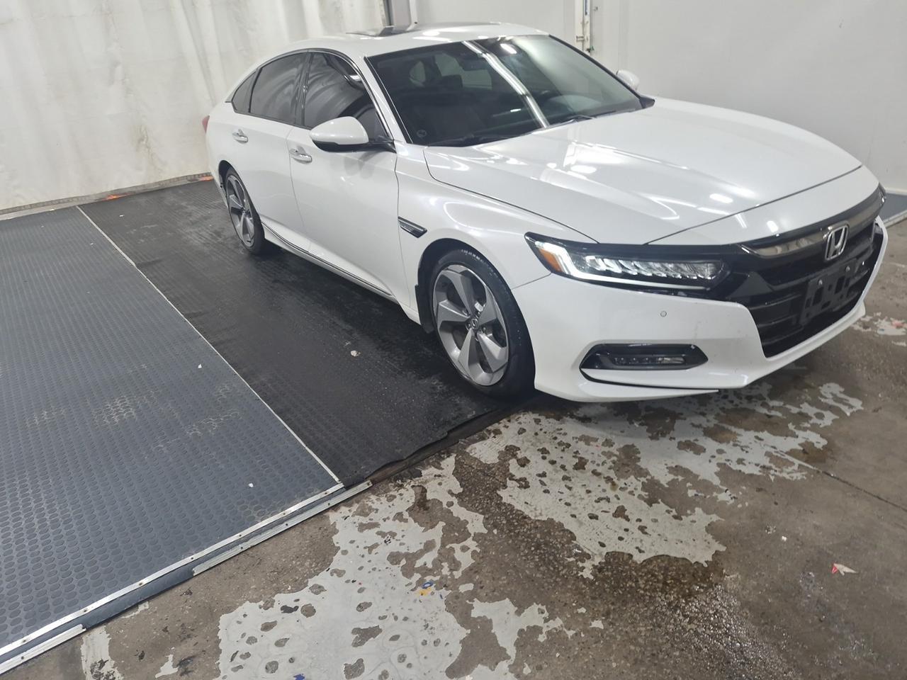 2018 Honda Accord Touring 2.0 |NAVI|LEATHER|ROOF|BSM - Photo #1