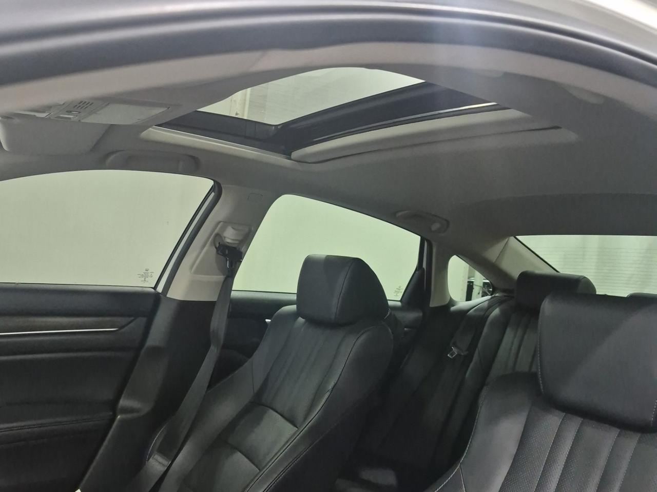 2018 Honda Accord Touring 2.0 |NAVI|LEATHER|ROOF|BSM Photo3