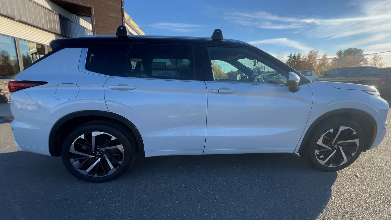 2023 Mitsubishi Outlander SEL AWD, 7 PASSENGER, HEATED LEATHER SEATS, HEATED STEERING WHEEL, NAV, MOONROOF, REVERSE CAM!! Photo4