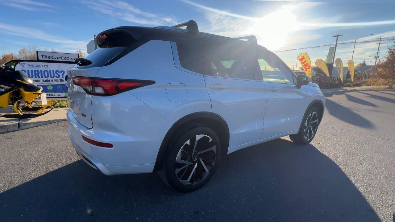 2023 Mitsubishi Outlander SEL AWD, 7 PASSENGER, HEATED LEATHER SEATS, HEATED STEERING WHEEL, NAV, MOONROOF, REVERSE CAM!! Photo