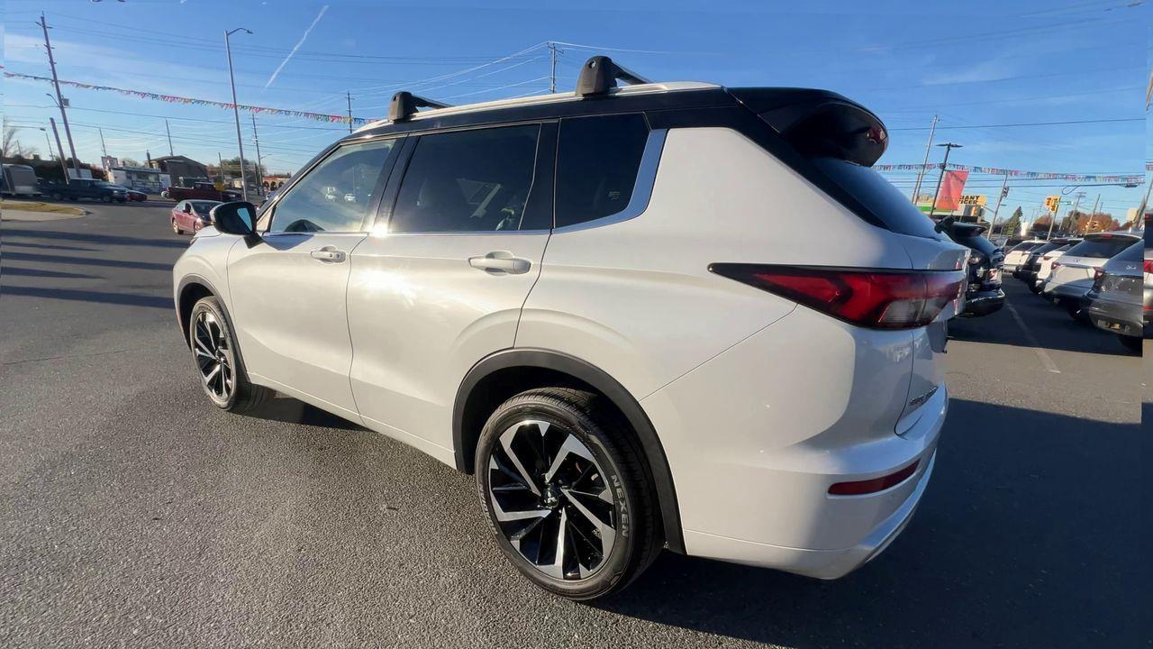 2023 Mitsubishi Outlander SEL AWD, 7 PASSENGER, HEATED LEATHER SEATS, HEATED STEERING WHEEL, NAV, MOONROOF, REVERSE CAM!! Photo