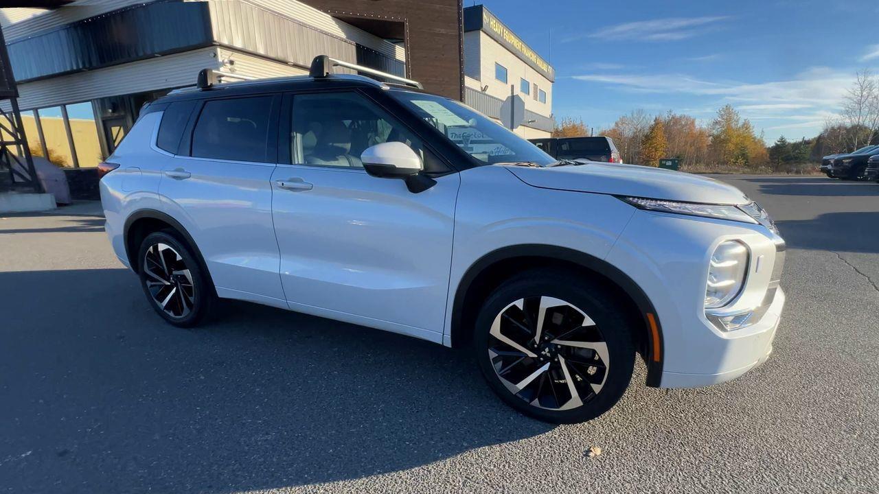 2023 Mitsubishi Outlander SEL AWD, 7 PASSENGER, HEATED LEATHER SEATS, HEATED STEERING WHEEL, NAV, MOONROOF, REVERSE CAM!! Photo