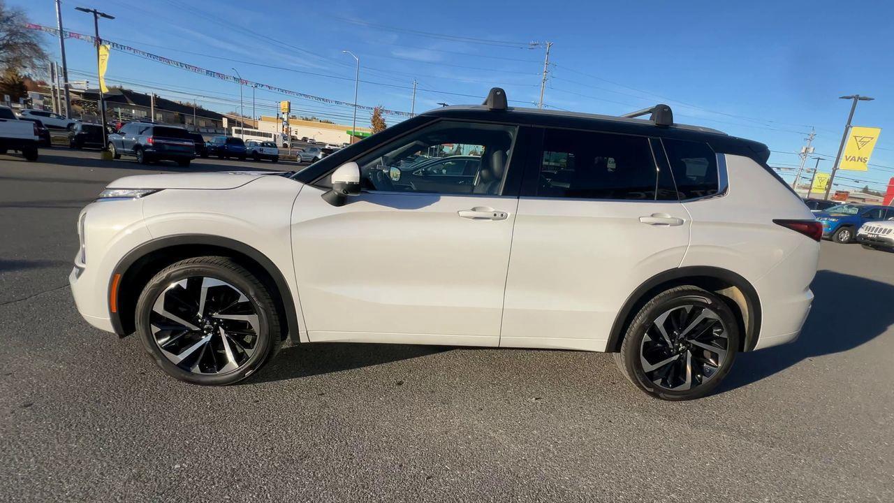 2023 Mitsubishi Outlander SEL AWD, 7 PASSENGER, HEATED LEATHER SEATS, HEATED STEERING WHEEL, NAV, MOONROOF, REVERSE CAM!! Photo