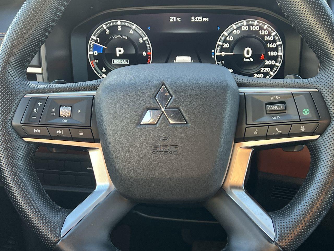 2023 Mitsubishi Outlander SEL AWD, 7 PASSENGER, HEATED LEATHER SEATS, HEATED STEERING WHEEL, NAV, MOONROOF, REVERSE CAM!! Photo